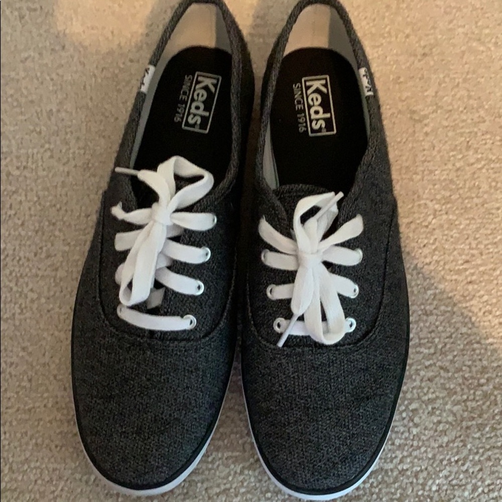 Deep gray that’s heathered. Worn 1x